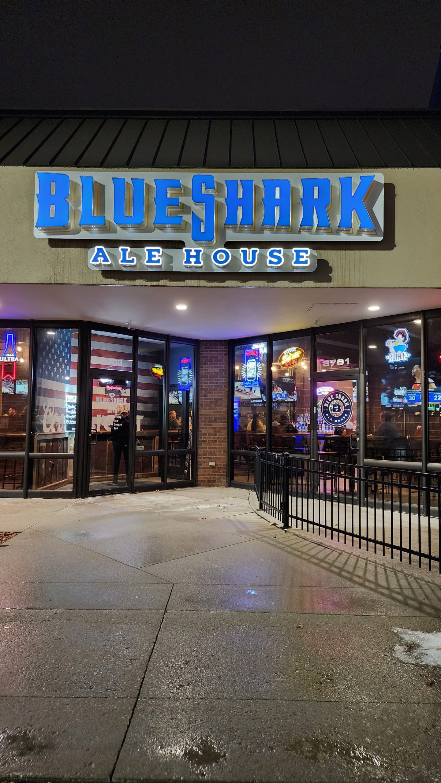 Blue Shark Ale House (Urbandale & West Des Moines)